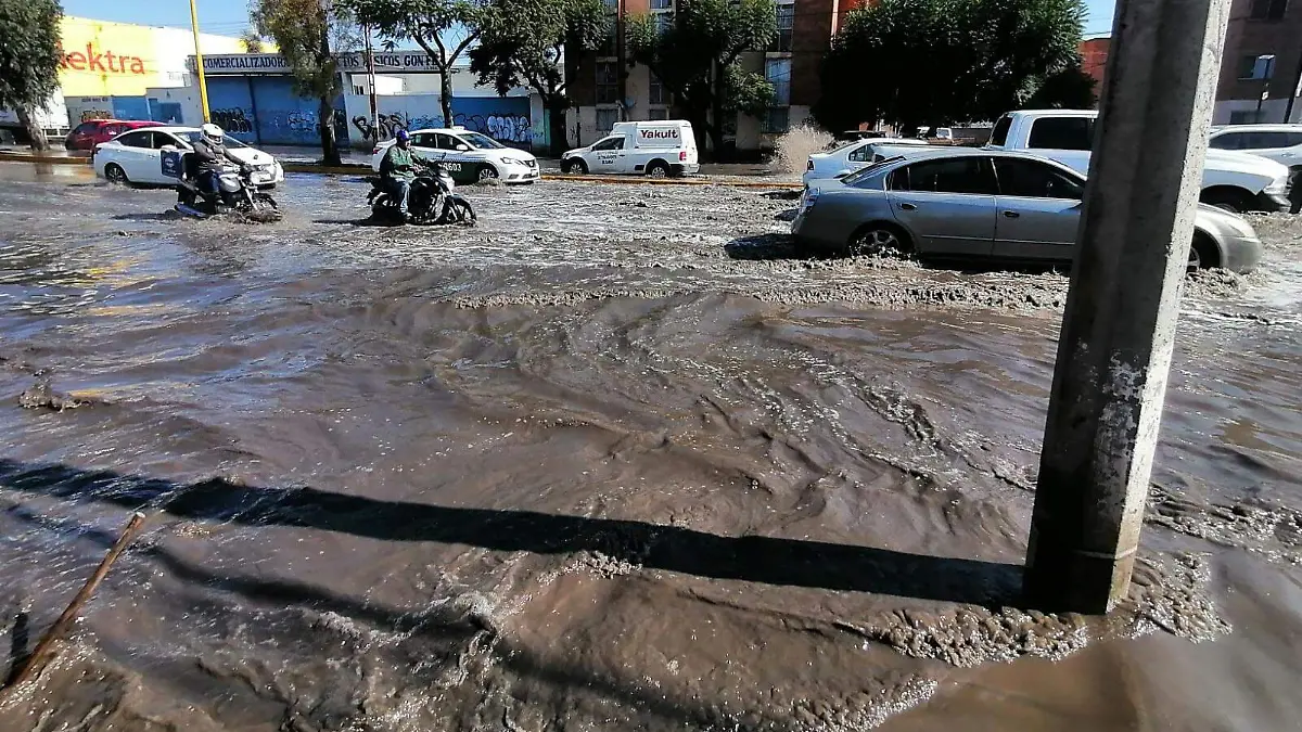 aguas negras en acceso norte estancamientos charcos de agua negra inundaciones